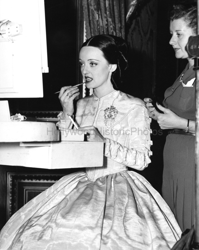 Bette Davis 1939 With Margaret Donovan Juarez wm.jpg